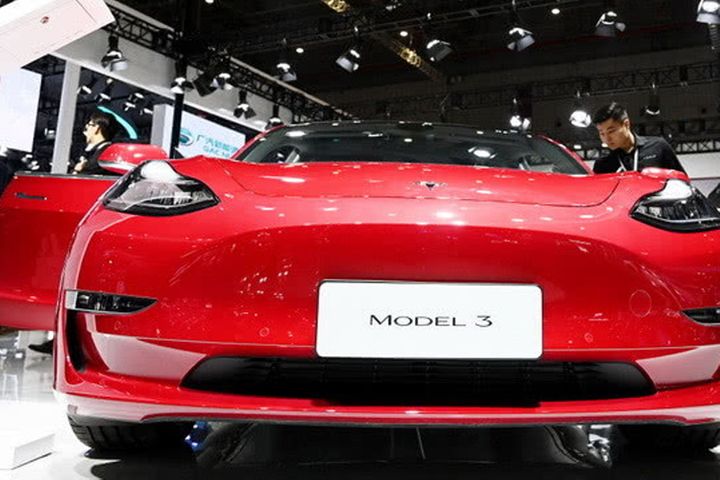 Tesla Delivers First 15 China-Made EVs as Production Falls Behind Schedule