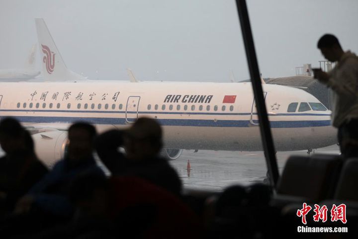 Beijing International Airport Welcomes Snow, Cancels Some Flights