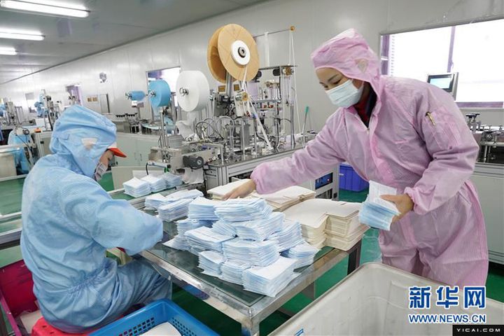 湖北省の工場はフェイスマスクの生産を増やすために全力を上げています