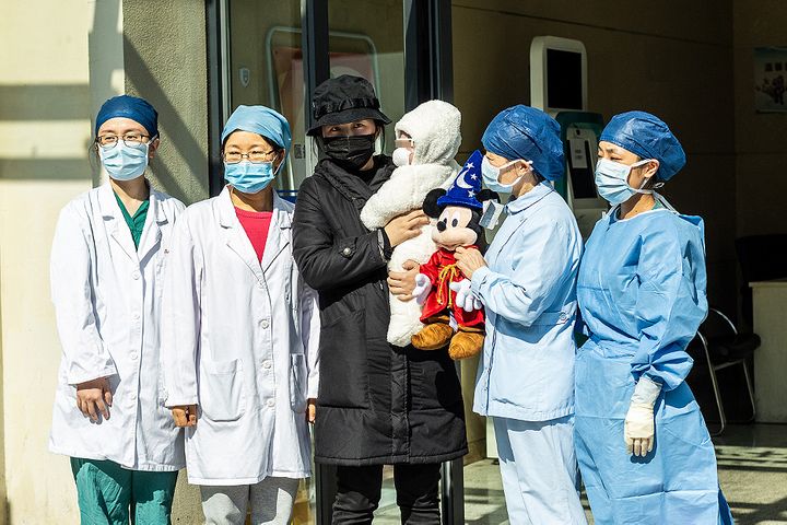 Shanghai's Baby Covid-19 Patient Recovers Under Care of Over 30 'Mamas'