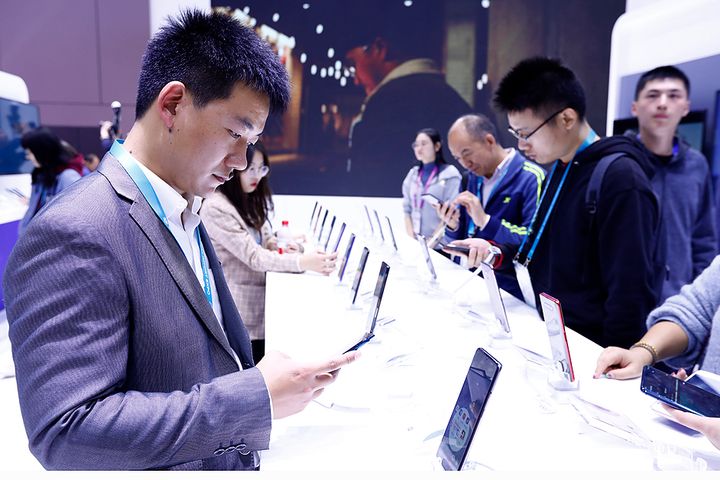 China's Handset Sellers Face Existential Threat From Virus as Sales Plunge by Over Half