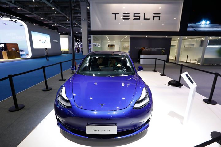 Chinese Equities Finish Lower as Hezong Science Soars, CATL Dips Amid Tesla Talks