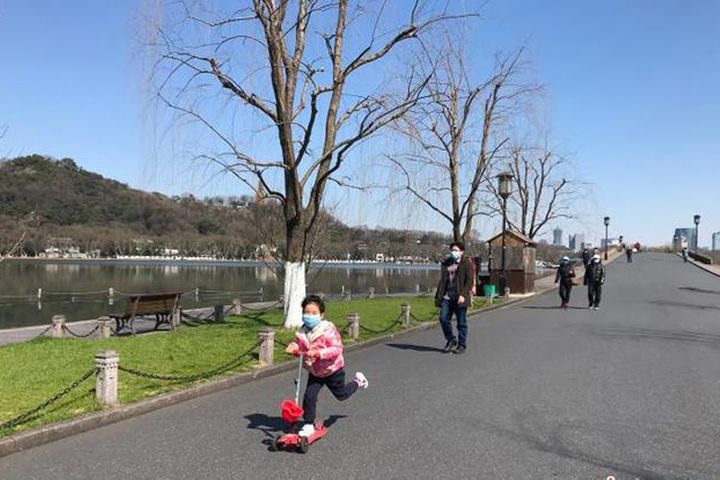 Hangzhou West Lake Scenic Area Opens, Visitors Required to Wear Masks