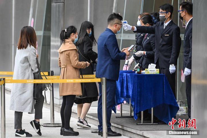 Chinese Offices Take Precautions to Welcome Returning Workers