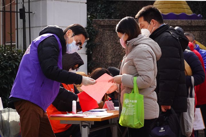 Shanghai Adopts Booking System to Distribute Masks to Residents
