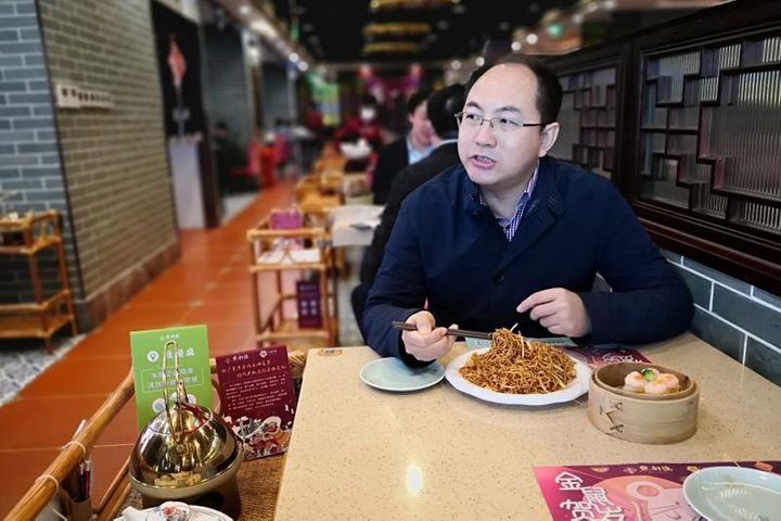 Lujiazuiの役人が地元のレストランビジネスに拍車を付けるために食事をする