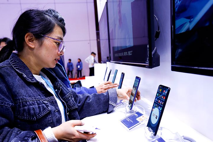 China's Domestic Smartphone Shipments Slid 54.7% in February