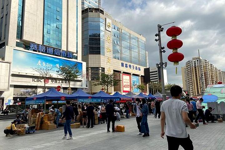 Vendors at China's Biggest Electronics Hub Move Outdoors, Sell Epidemic-Control Goods