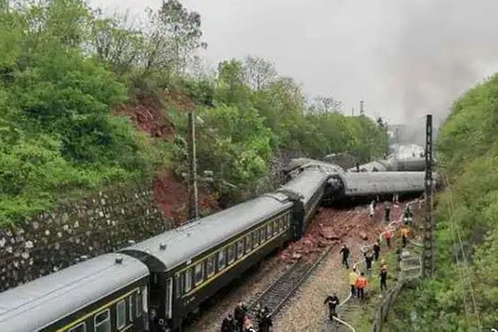 中国中部で列車が脱線した後、鉄道の修理が進行中