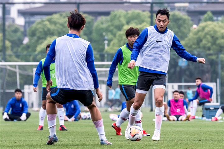Chinese Football Association Seeks Opinions On 30% Pay Cut for Players, Coaches 