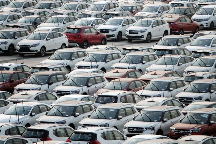 ウイルスの影響が高まる中、中国の自動車販売は2年近くぶりに拡大