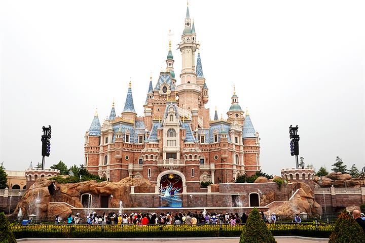 'Disneyland Effect' to Push Chinese Theme Parks to Reopen by June, Travel Agency VP Says