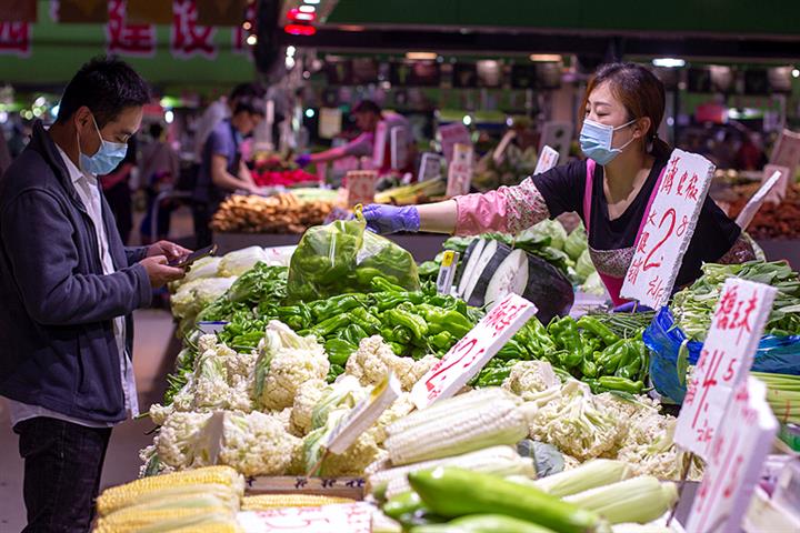 China's CPI Dipped 0.9% Last Month on Falling Food Prices