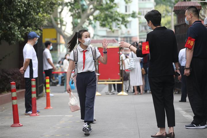 上海小学校、中学校の子供たちの第3グループがキャンパスに戻る