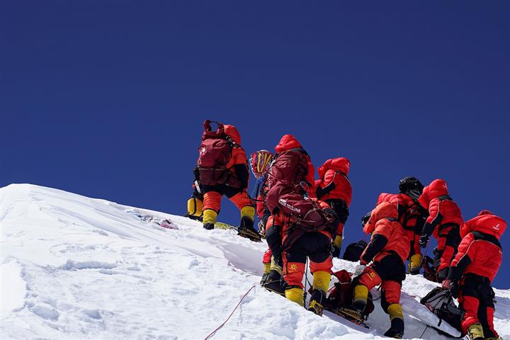 [In Photos] China’s Everest Survey Team Scales Mountain’s Peak