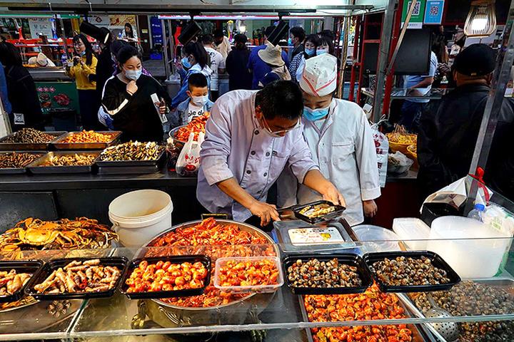 Dining, Small Goods Stocks Soar as Shanghai Opens Way to Return of Street Stalls
