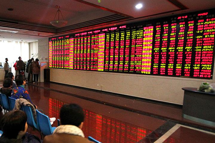Shanghai, Shenzhen Stocks End Higher on Lower Rates, PMI Uptick