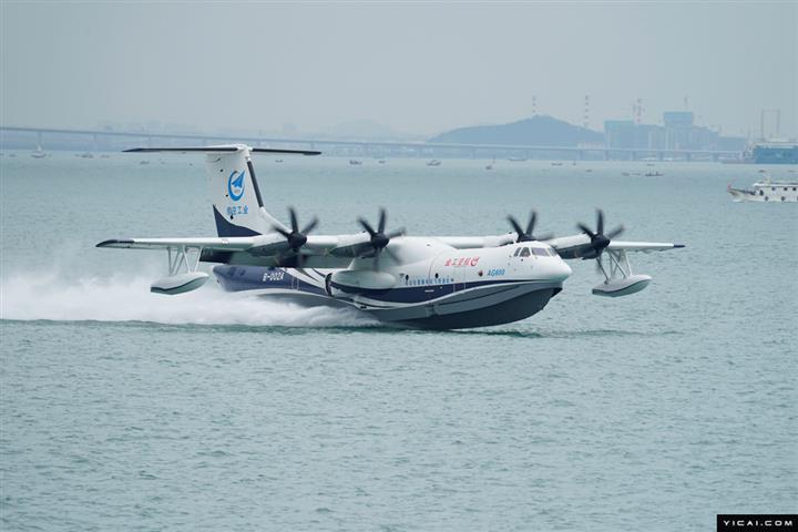 [写真で] 中国初、世界最大の水上飛行機が空、波に乗ります