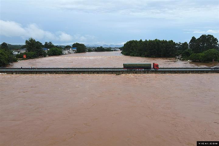 大雨が中国の四川省を打ち砕き、10万人以上の住民が影響を受けた