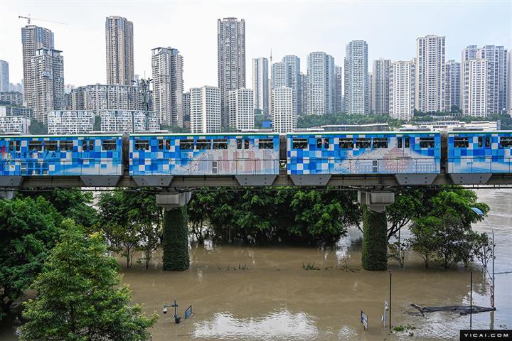 [In Photos] Chongqing’s Monorails Skim Over Largest Flood in Over 40 Years