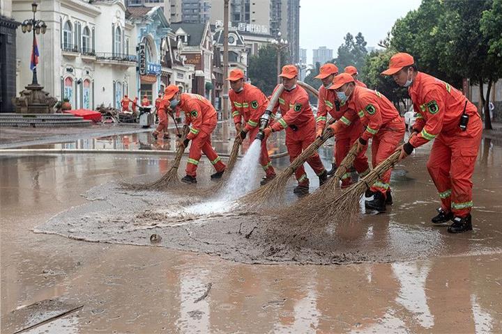 中国の首相は洪水調節、災害後の回復を強調する