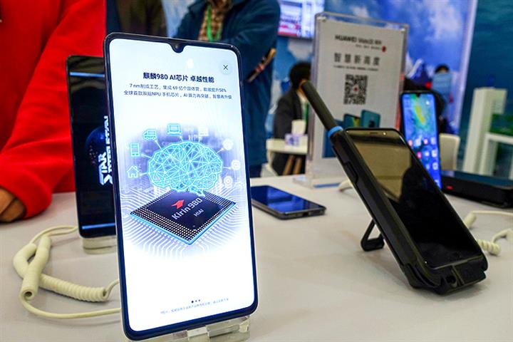 Chinese Phone Sellers Jack Up Huawei Prices as US Chip Ban Looms