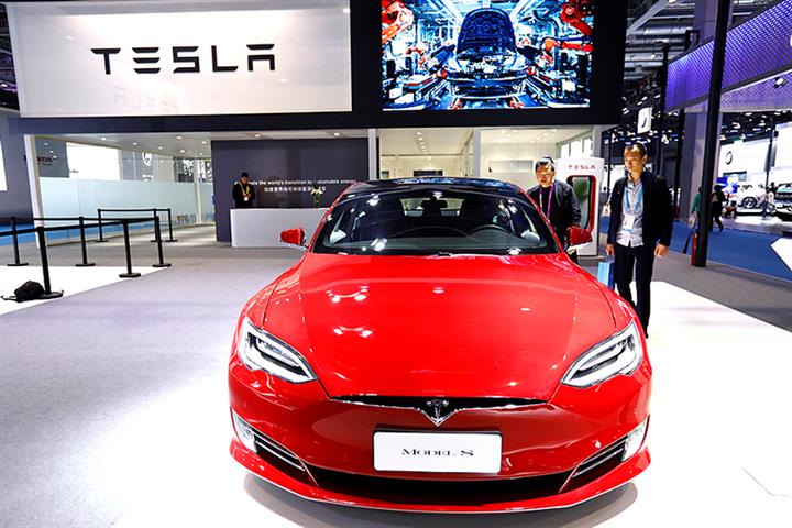 Tesla Opens Car Sales Center in Kunming