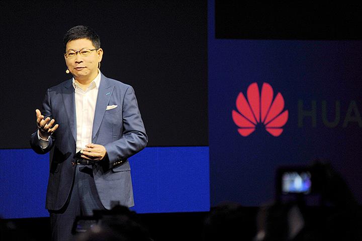 Huaweiがスマートカー、消費者向けビジネスを統合することで、名誉ある販売から穴を塞ぐ