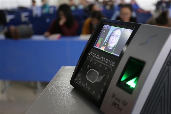 中国が個人のプライバシー法を強化するにつれて、都市は顔認識技術の使用を制限する