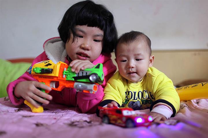 Chinese Need Economic Incentives to Have More Kids, Experts Say