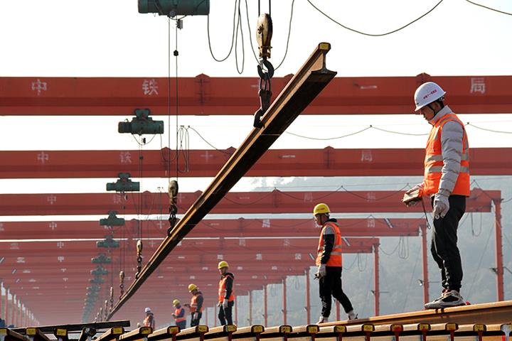 中国初の個人資金による高速鉄道の線路が線路に配置されている