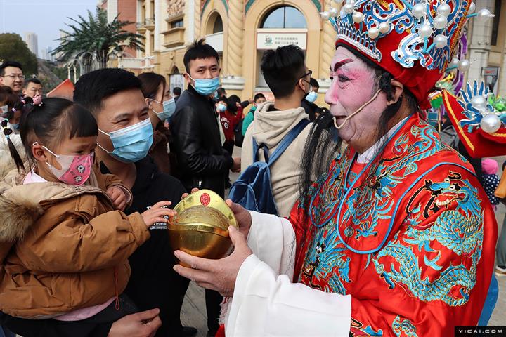 [写真で] 中国の人々は旧正月の休日に富の神を歓迎します