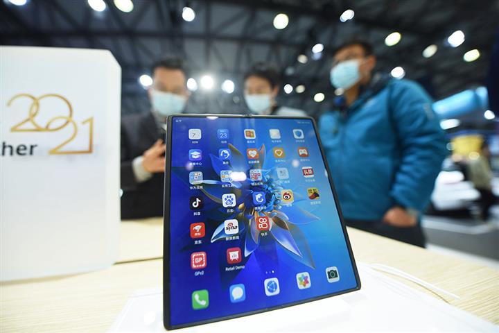 Shanghai's MWC Visitors Scramble to Test Huawei's New USD2,786 Foldable Mate X2
