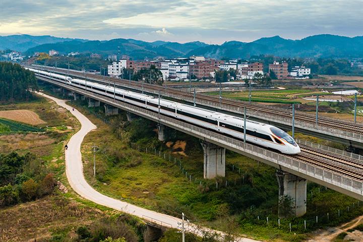 リスクが上昇する中、中国が高速鉄道建設を制限する