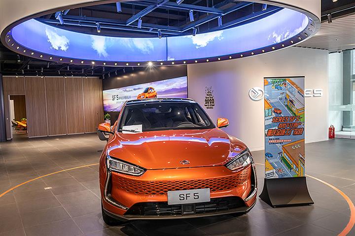 Tesla, Li Auto, Other Electric Carmakers Open Stores Downtown to Reach China’s Wealthy Youth 
