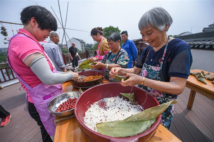 [In Photos] China's 2021 Dragon Boat Festival: Dancing, Zongzi, and Arts