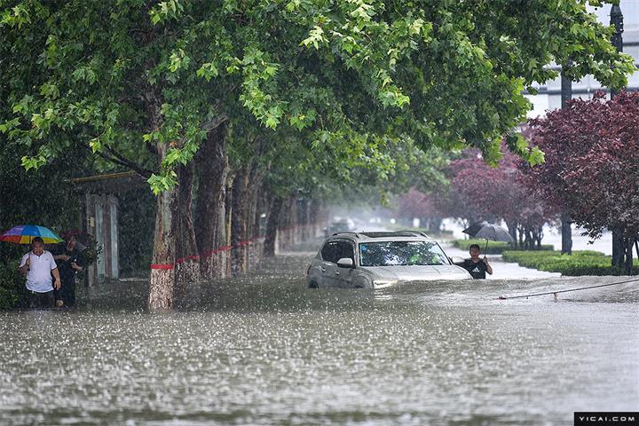 [写真で] 中国中部の鄭州は歴史上最も激しい降雨と闘います