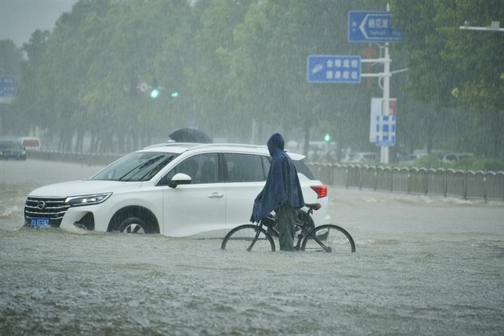 大雨が中国の河南省の生産に影響を与える