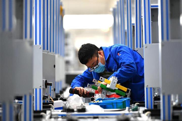 Profits Surge at China’s Large Industrial Companies, But Smaller Firms Still Under Pressure