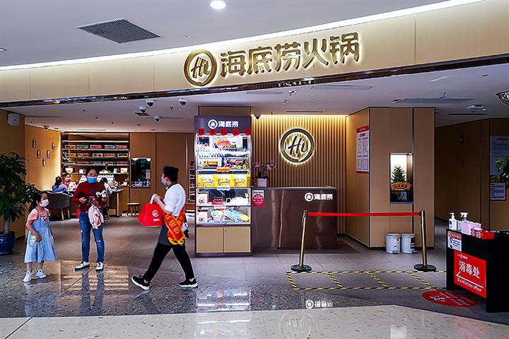 Haidilao Tumbles as Chinese Hotpot Chain’s Co-Founders Step Down Amid Below Par Performance