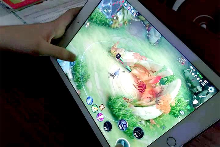Tencent, NetEase Dip as China Limits Minors to Three Hours’ Gaming a Week
