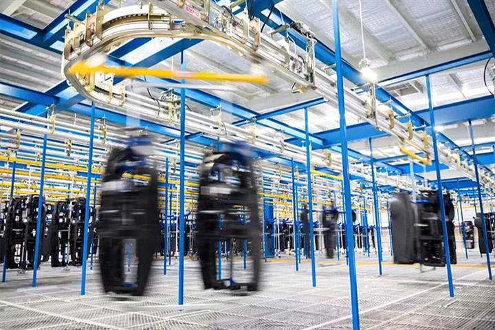 Chinese Engineers Give Up Internet Firms' High Pay to Enter Factories 