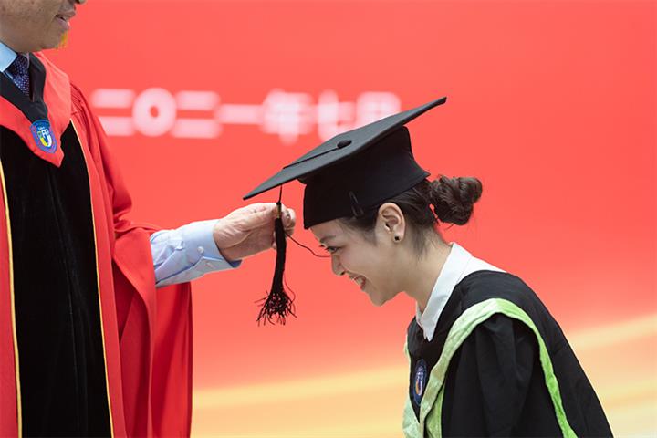 Most Chinese College Graduates Expect to Earn USD155,000 a Year Within 10 Years, Survey Shows