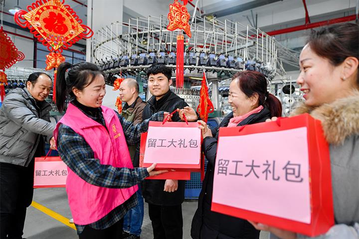 中国の都市は、労働者を旧正月の休日に置き続けるための現金、バウチャーを提供しています