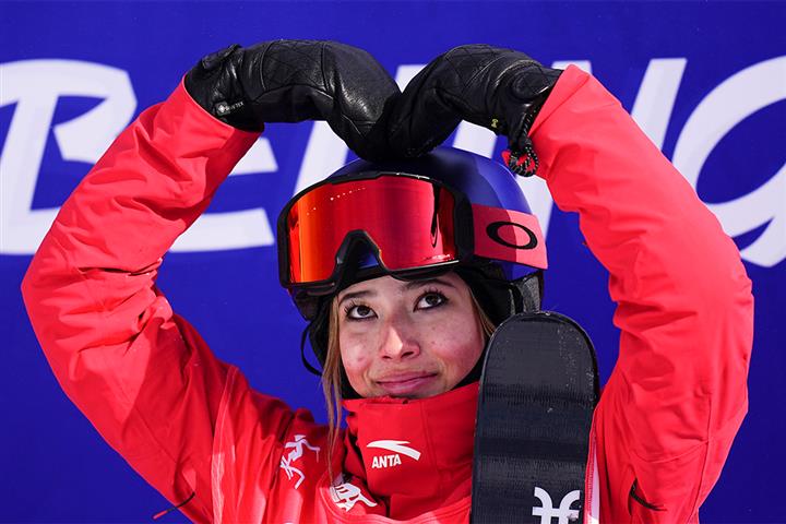 [写真で] メダルのお気に入りのアイリーン・グーが冬季オリンピックのスロープスタイルスキーでシルバーを獲得