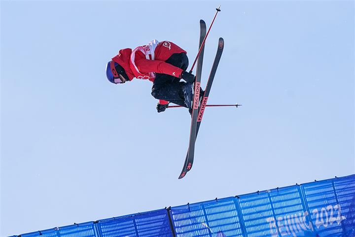 [写真] チームチャイナスキーヤーEileeen Guが初の冬季オリンピックで2度目の金メダルを獲得