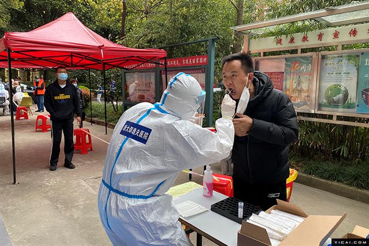 [写真で] 浙江省からの医療従事者は大量のcovidテストで上海を助けます