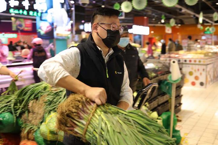 [写真で] スーパーマーケットのボスは、上海の毎日の供給を確保するために一生懸命働いている小売業者を代表しています