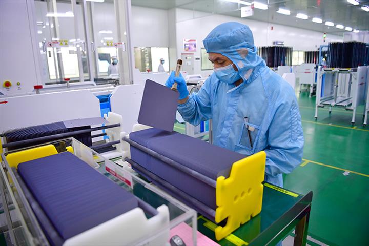 Sunshine Sinks After Apparel Maker Unveils Plan to Invest USD3.1 Billion in PV Projects, Shanghai Stocks Drop