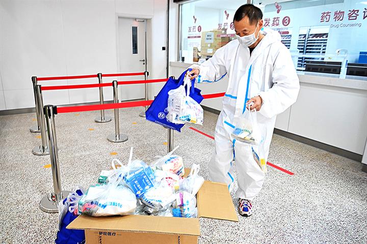 Shanghai Hospitals, Drugmakers Go All Out to Get Medicines to Patients in Lockdown